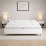 Canapé abatible Alhambra con patas blanco en un dormitorio con mesitas y alfombra