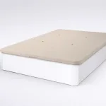 Canapé abatible Low cerrado con base blanca y tapa tapizada en beige