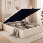 Canapé abatible abierto con ropa guardada dentro, en un dormitorio luminoso