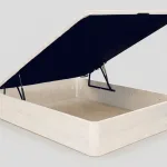 Canapé abatible de madera clara abierto, con tapa de tejido azul marino y pistones