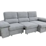 Chaiselongue cama Nadia gris con la cama desplegada y pufs separados