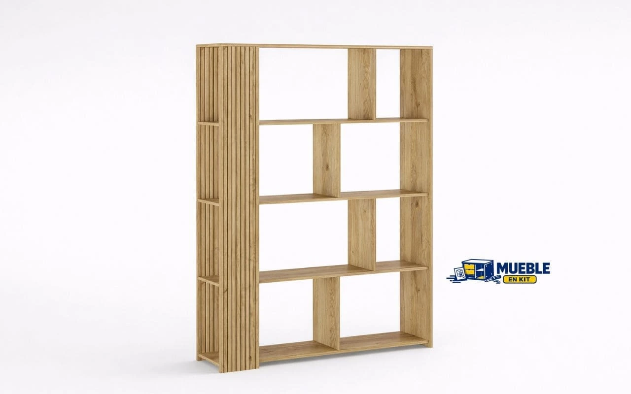 Estantería Solana en roble con huecos asimétricos y lateral de lamas
