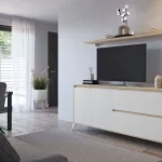 Bajo Tv Zeus blanco con estante de pared y televisor en un salón luminoso