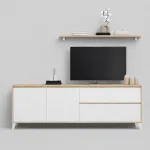 Bajo Tv Zeus blanco con cantos de madera, puertas y cajón, patas cónicas y estante de pared superior