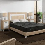 Dormitorio de matrimonio Atira Plus con colchón negro, cabecero, mesitas, sinfonier y cómoda con espejo