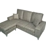 Sofá chaiselongue Duque cemento visto en diagonal, con cojines y patas metálicas