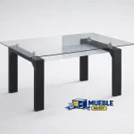 Mesa de comedor Sensei de cristal con patas negras vista en perspectiva