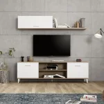 Mueble de salón Kaboe blanco y roble con televisor en un salón decorado con alfombra y butacas