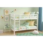 Litera Olivia blanca con escalera en un dormitorio infantil con ropa de cama de dinosaurios