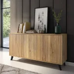 Aparador Solana en madera natural con puertas ranuradas y patas, en un salón