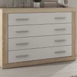Cómoda Lara de cuatro cajones blancos en ambiente de dormitorio