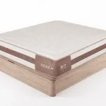 Pack Be Bio40K + canapé Factory: colchón crudo con laterales marrones sobre canapé de madera