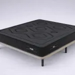 Pack Be Nube + base tapizada Low: colchón negro con acolchado geométrico sobre base con patas