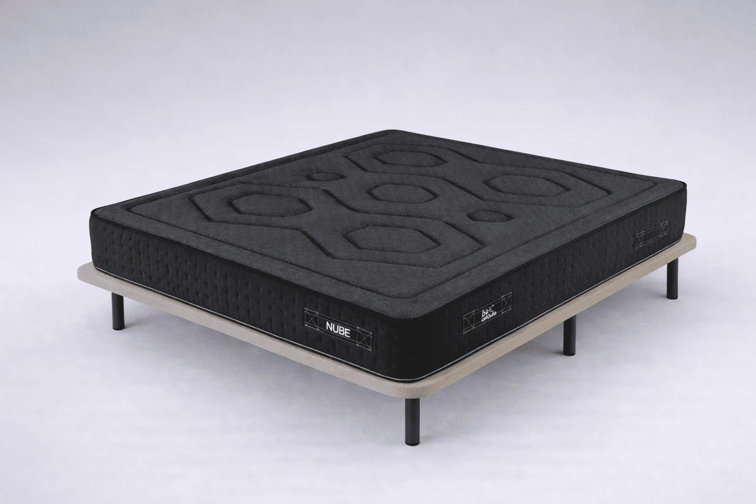 Pack Be Nube + base tapizada Low: colchón negro con acolchado geométrico sobre base con patas