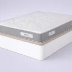 Pack Be Royal + canapé Low: colchón blanco y gris sobre canapé abatible blanco