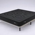 Pack Be Tactum + base tapizada Low: colchón negro sobre base tapizada con patas