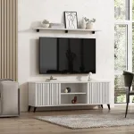 Bajo TV Bolonia blanco con frentes ranurados en un salón decorado con estante y televisor