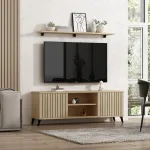 Bajo TV Bolonia roble con frentes ranurados en un salón decorado con estante y televisor