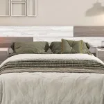 Ambiente con el cabecero Monika en blanco y gris tras una cama vestida en tonos verdes