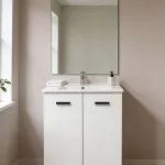 Mueble de baño Luque blanco con lavabo y espejo en un baño con ventana