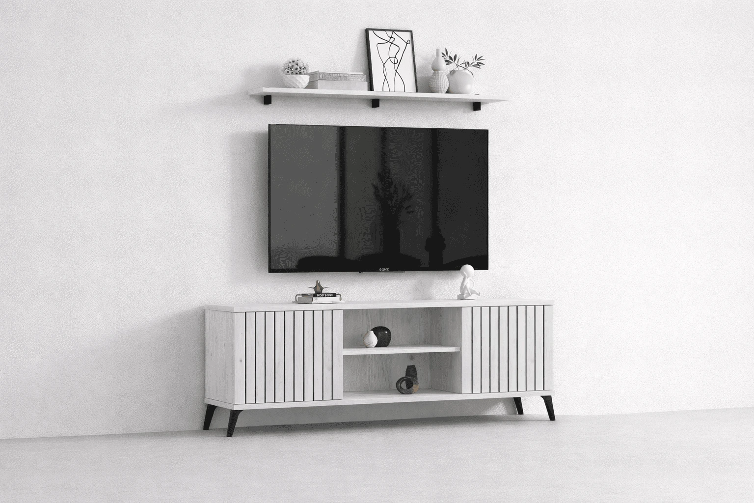 Bajo Tv Bolonia blanco con frentes ranurados, huecos centrales y patas negras, con televisor