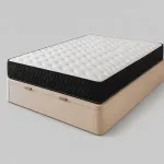 Pack Be Ecospring + canapé Venus: colchón blanco con laterales negros sobre canapé beige cerrado