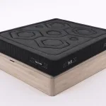 Pack Be Tactum + canapé Factory: colchón negro sobre canapé abatible acabado madera