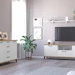 Aparador y bajo TV Paris/Canarias blancos con encimera de madera en un salón decorado
