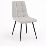Silla Begoña tapizada en gris claro con respaldo capitoné y patas negras