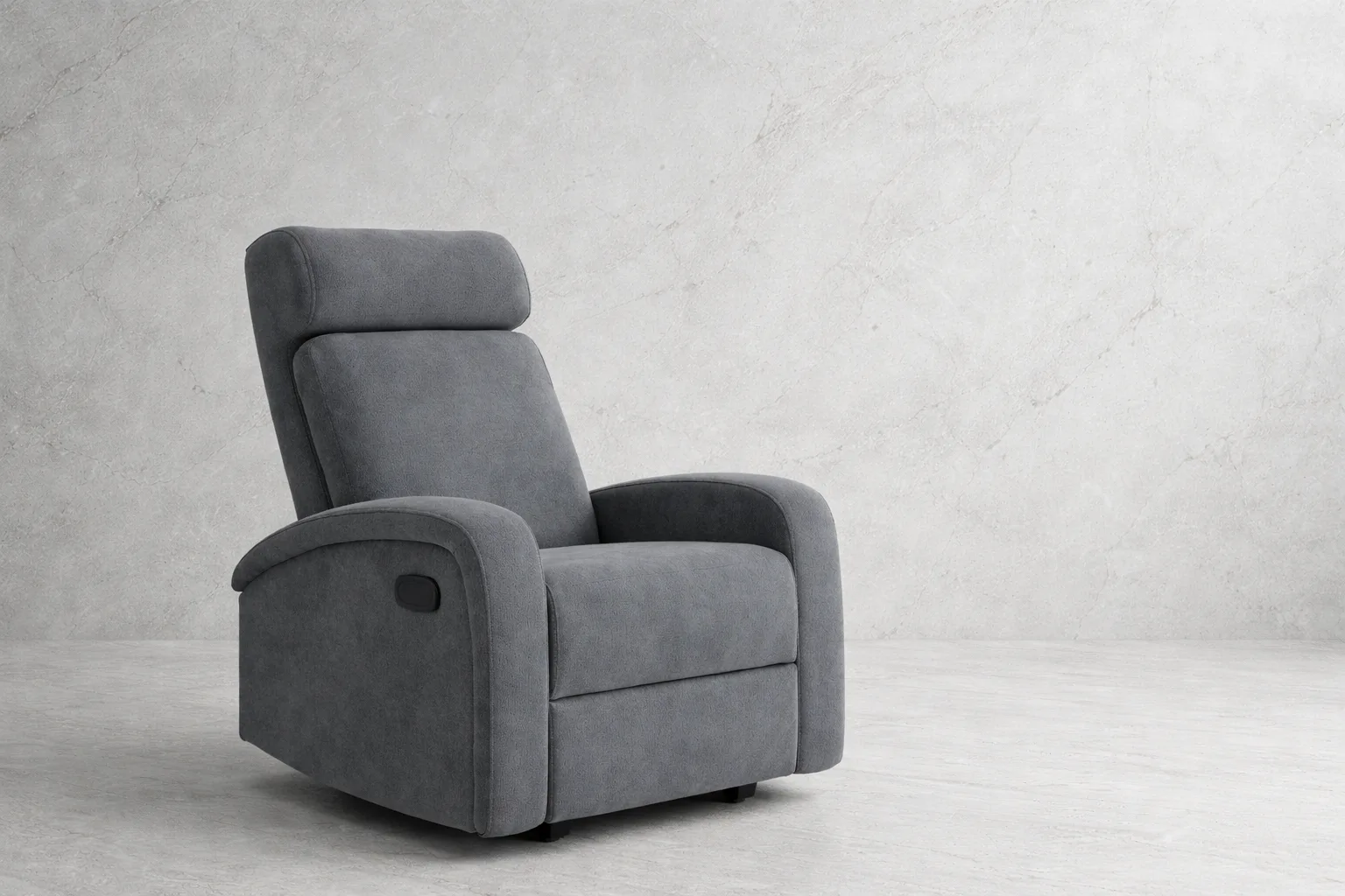 Sillón powerlift Bari gris reclinable en un salón con pared de microcemento
