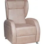 Sillón Orby tapizado en color topo claro con orejeras y patas cromadas