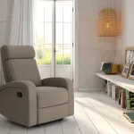Sillón Bari tórtola cerrado en un salón luminoso con estantería baja