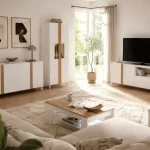 Mueble de salón Lisboa en blanco y madera: aparador, vitrina alta, mueble de TV y mesa de centro