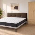 Dormitorio con cama de cabecero tapizado marrón, colchón negro y blanco y armario de dos puertas