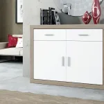 Aparador Lara blanco y madera en un salón junto a un sillón