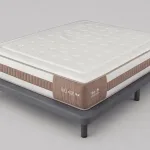Pack BIO40 + base tapizada: colchón blanco con banda marrón sobre base tapizada gris con patas