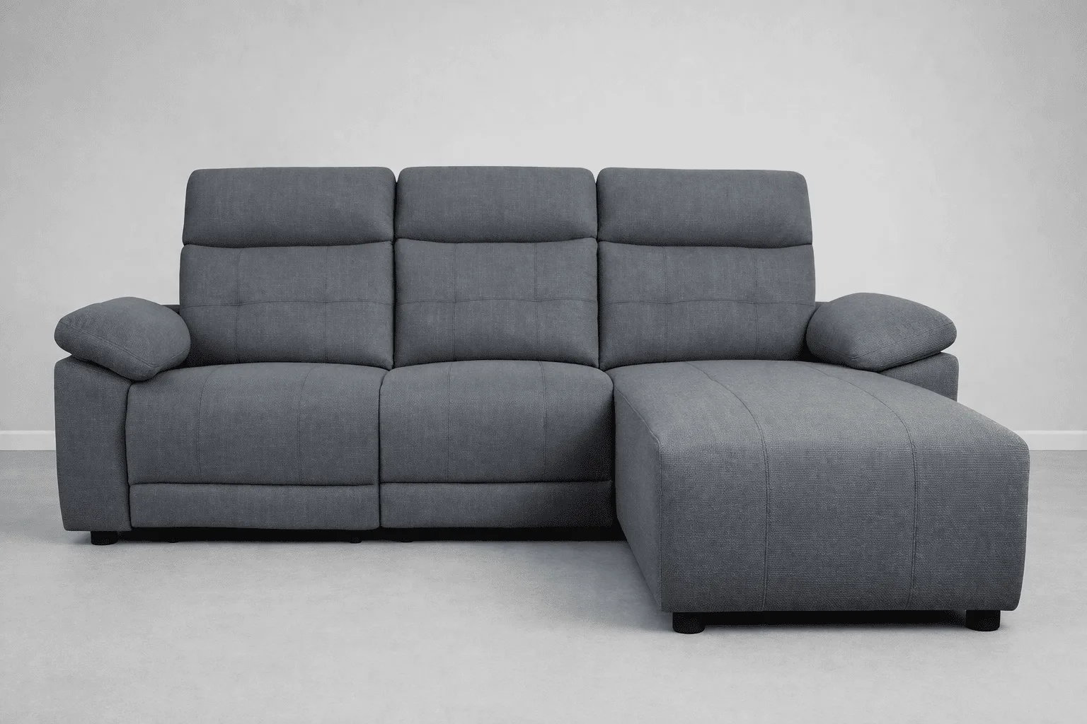 Chaiselongue relax eléctrico gris de tres plazas con asientos acolchados y chaiselongue a la derecha
