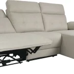 Chaiselongue Oropesa beig con el asiento relax desplegado y el mecanismo eléctrico a la vista