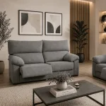 Sofá 3 plazas Huelva gris con reposapiés relax extendido en un salón con mesa de centro