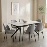 Mesa de comedor extensible porcelánico mármol blanco con patas negras y sillas grises en un comedor