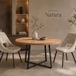 Mesa de comedor extensible Natura redonda con sillas beige en un comedor decorado